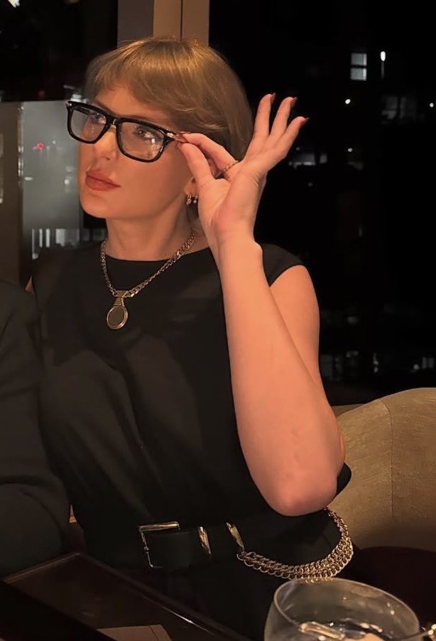 easytissue's tweet image. ah re pesada pero desde anoche no paro de ver a scarlett en esta foto de taylor la scarlett swift no existe la scarlett swift etc etc: