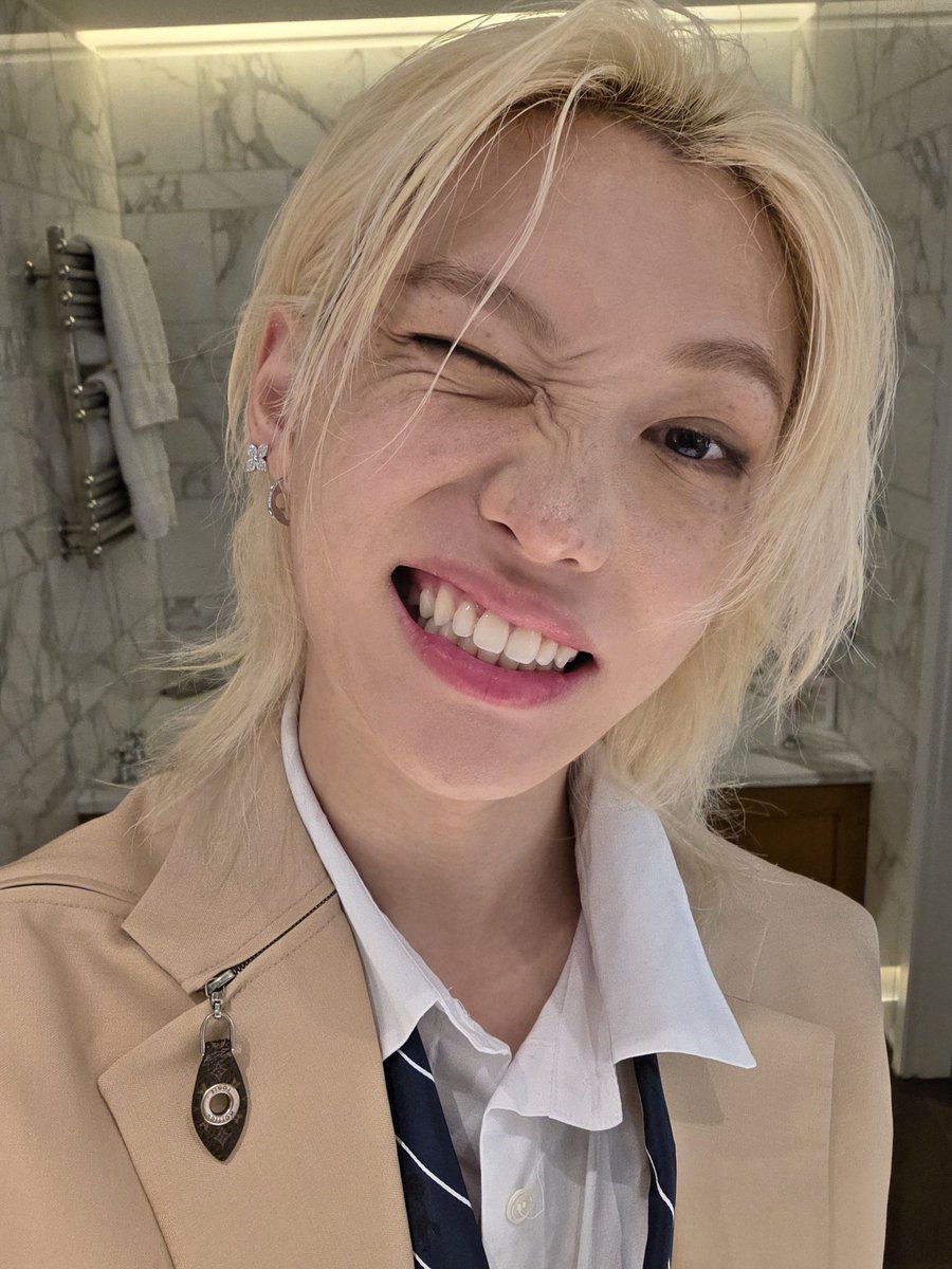 hfdaisy_'s tweet image. day mode☀︎                          night mode☾