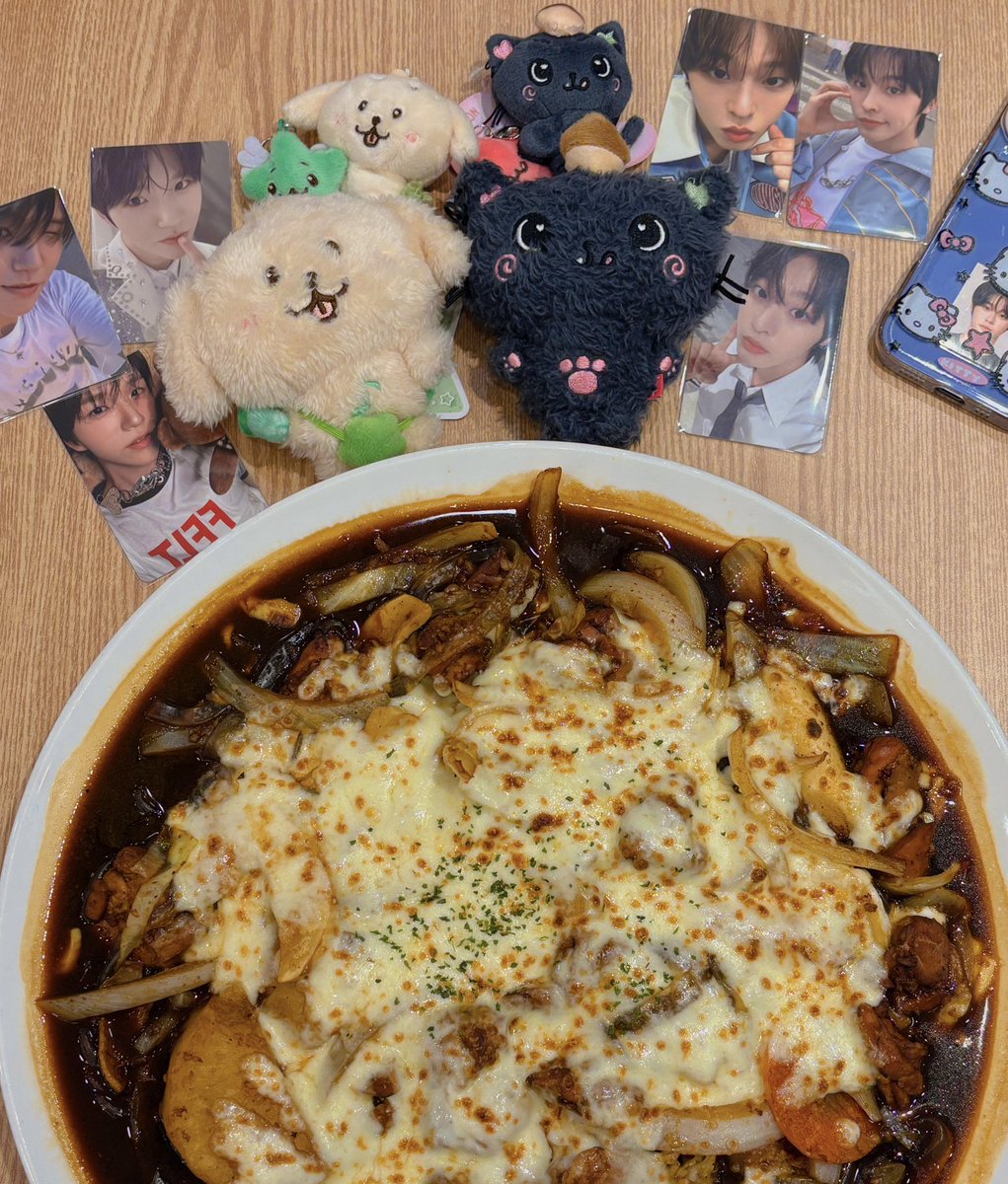 kuri__luvdu's tweet image. 오늘 천사를 만났슴댜 마싯는 맘마도 사주고 선물도 잔뜩 줌 ㅠㅠ ! 넘무 고마워서 감동의 눈물 1729방울 흘릴 번 -
만나자마자 안 어색해서 신기햇슨 - 시간 뚝딱 갔다요
예절샷 찍는데 붂끄러서 혼났음 ..; 즐거운 시간이었더요
덕분에 즐건 하루 보냈서요 앙 💗💗