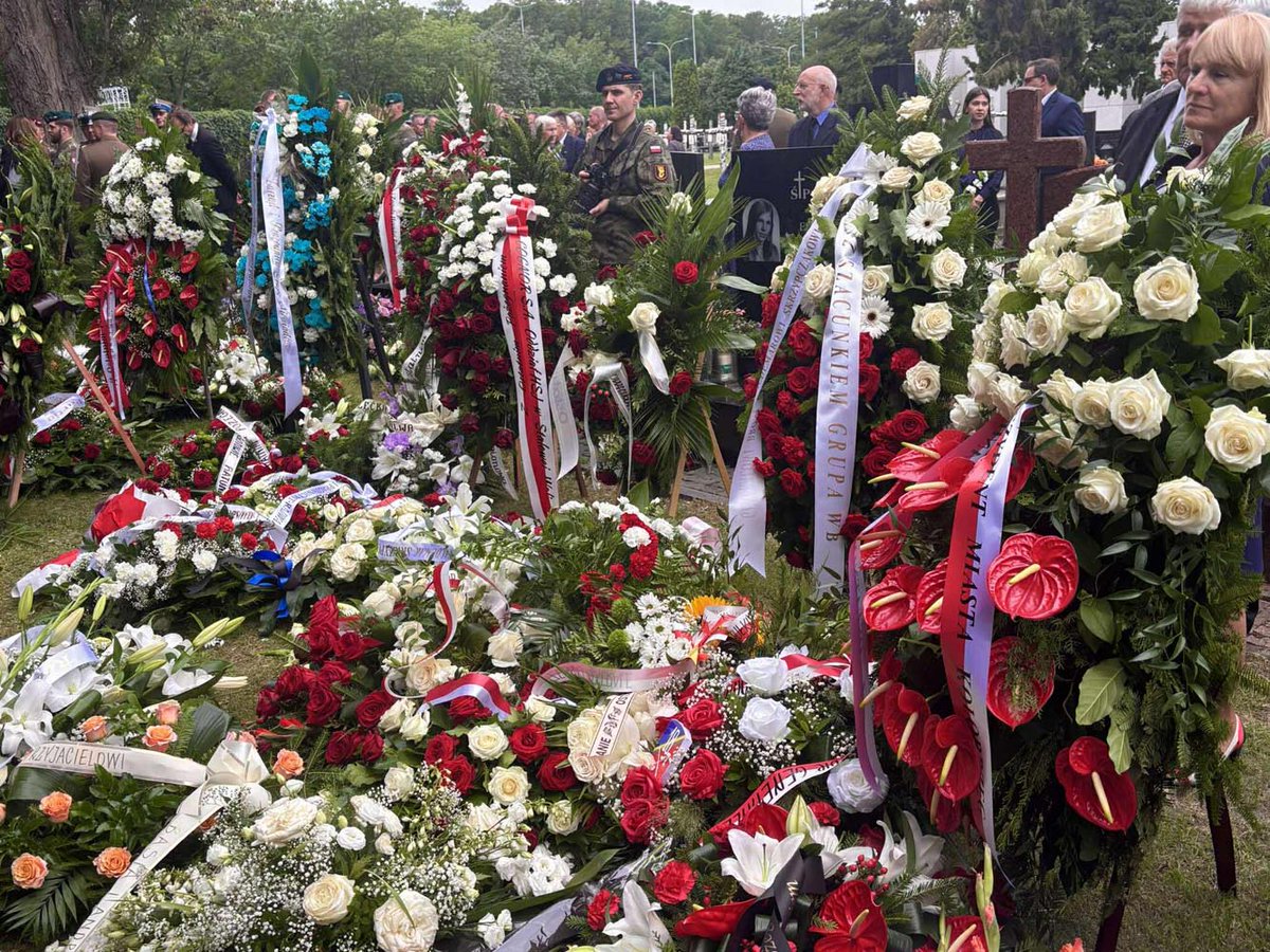 Polska_Zbrojna's tweet image. Śpij, kolego, w ciemnym grobie...
Na Cmentarzu Wojskowym na warszawskich Powązkach żołnierze oraz bliscy i współpracownicy żegnają zmarłego w poniedziałek gen. Waldemara Skrzypczaka. W pamięci swoich kolegów i podwładnych generał pozostanie jako oddany ojczyźnie, charyzmatyczny…