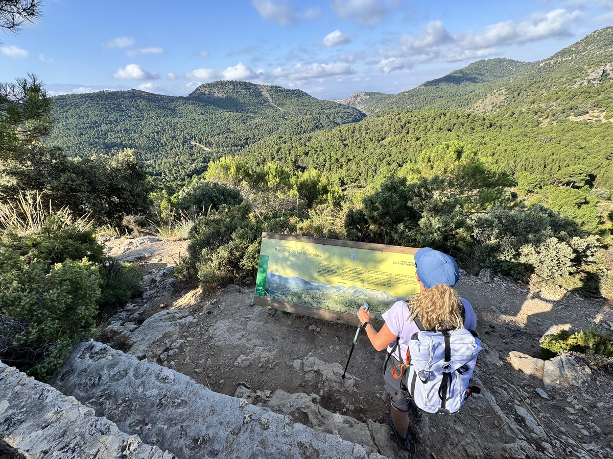 Últimamente nos dicen que el entorno natural se satura por nuestra culpa. Pues hoy hemos ido a la Sierra de Huétor y hemos visto 1 ciclista y 3 senderistas. ¿No crees que cabemos todos con respeto? 

#masificacion #senderismo #naturaleza 

milyunarutas.com/canada-del-ser…