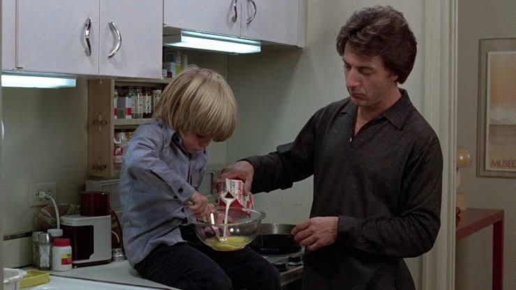 Ferranmx's tweet image. Ayer vi Kramer contra Kramer. Qué maravilla de película, por favor.
El amor que destila es tan poderoso, absoluto y sacrificado que caes rendido hasta el final con esta verdadera joya.
Lo que hacen Hoffman y Streep en el juicio es antológico. En la escena final me quería morir.