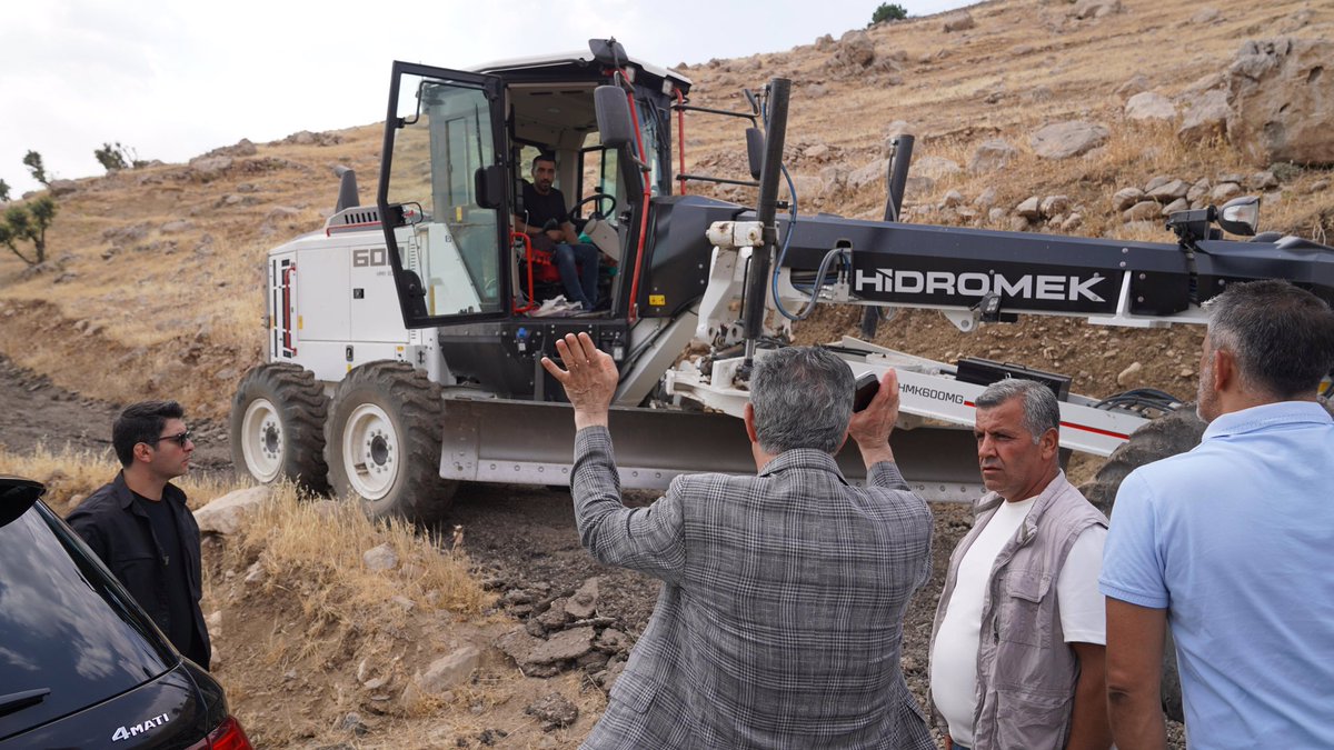 Belediye Başkanımız Sayın Mehmet Yarka, Bahçelievler Mahallesi Siirt Yolu güzergahında, yol çalışmaları kapsamında yürütülen faaliyetleri yerinde inceledi, yapılacak çalışmalara ilişkin teknik ekiplerden bilgi aldı.