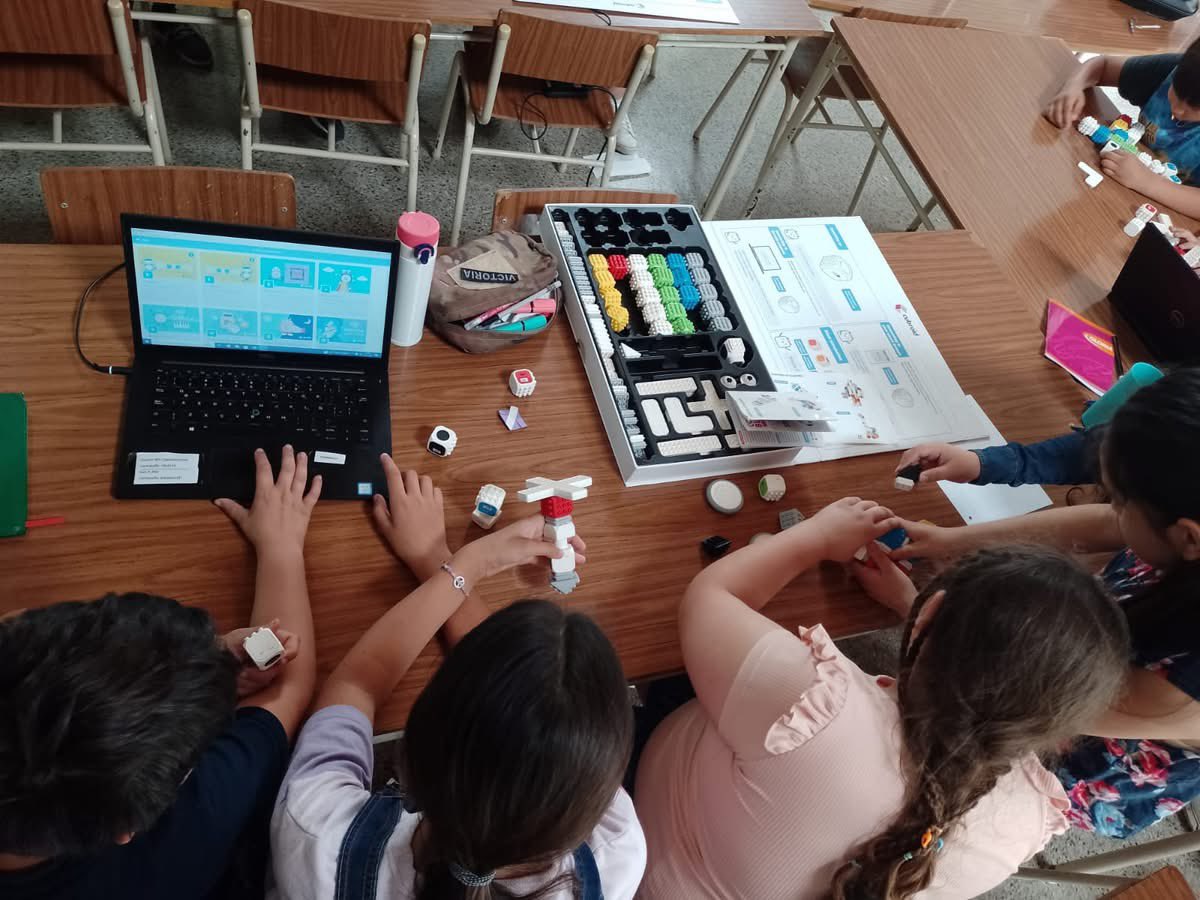 cubroid's tweet image. Empower kids to create with AI & coding! 🤖✨
Fun, hands-on learning with Cubroid’s smart robot kits – where creativity meets technology!
#AIforKids #CodingRobots #STEMeducation #Cubroid #LearnThroughPlay #FutureSkills 🌍📚🔧
