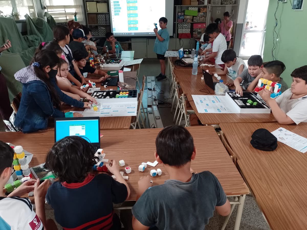 cubroid's tweet image. Empower kids to create with AI & coding! 🤖✨
Fun, hands-on learning with Cubroid’s smart robot kits – where creativity meets technology!
#AIforKids #CodingRobots #STEMeducation #Cubroid #LearnThroughPlay #FutureSkills 🌍📚🔧