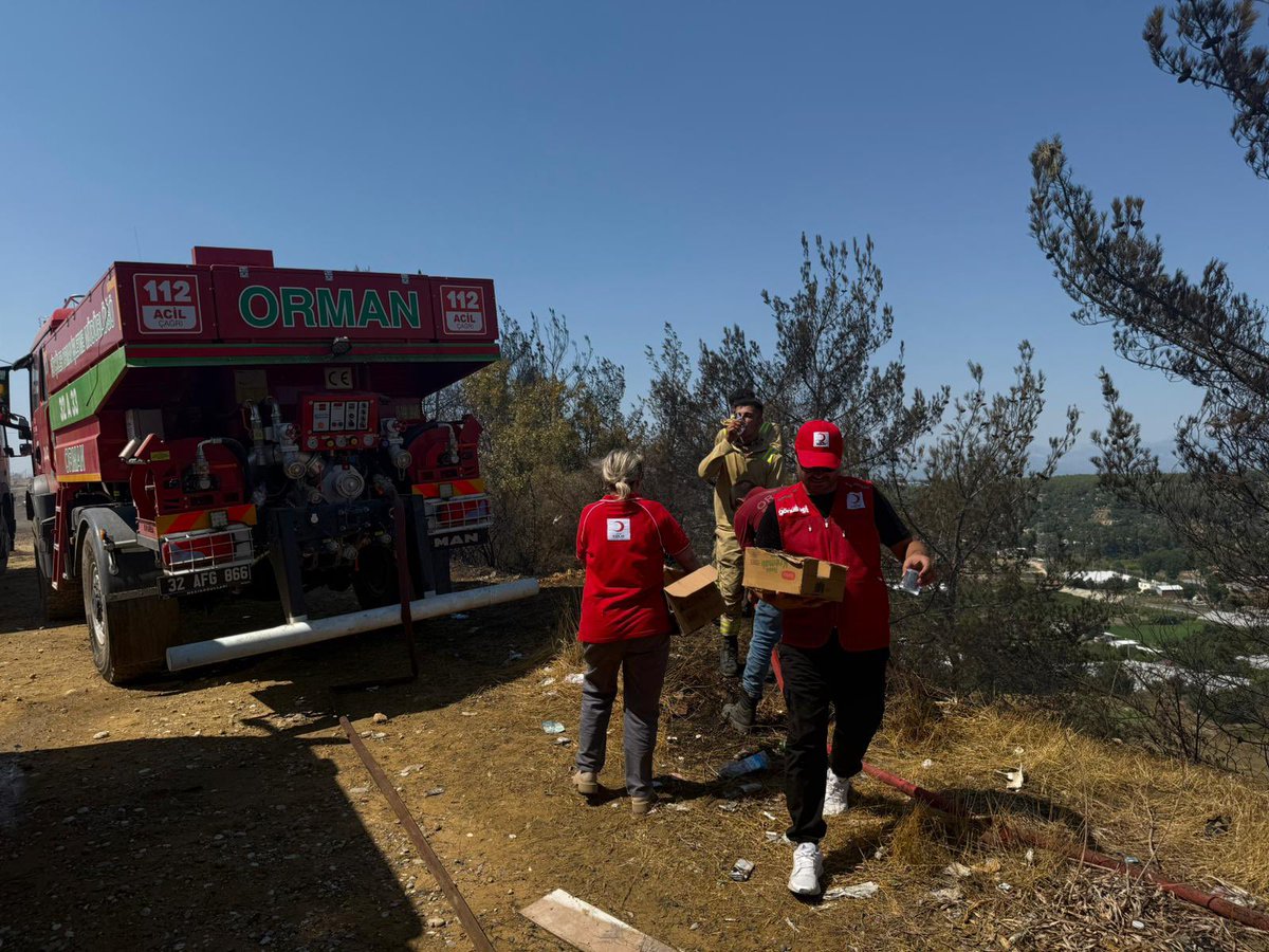 Kizilay's tweet photo. Antalya’da başlayan orman yangınına karşı sahada büyük bir mücadele veriliyor. Kızılay ekipleri ve gönüllülerimiz olarak, alevlerle savaşan kahramanlara destek sağlıyoruz.

Beslenme hizmetlerimizle, bu zorlu görevde gece gündüz demeden çalışan ekiplere güç katıyoruz.

Birlikteyiz. Çünkü nerede ihtiyaç varsa, biz oradayız.