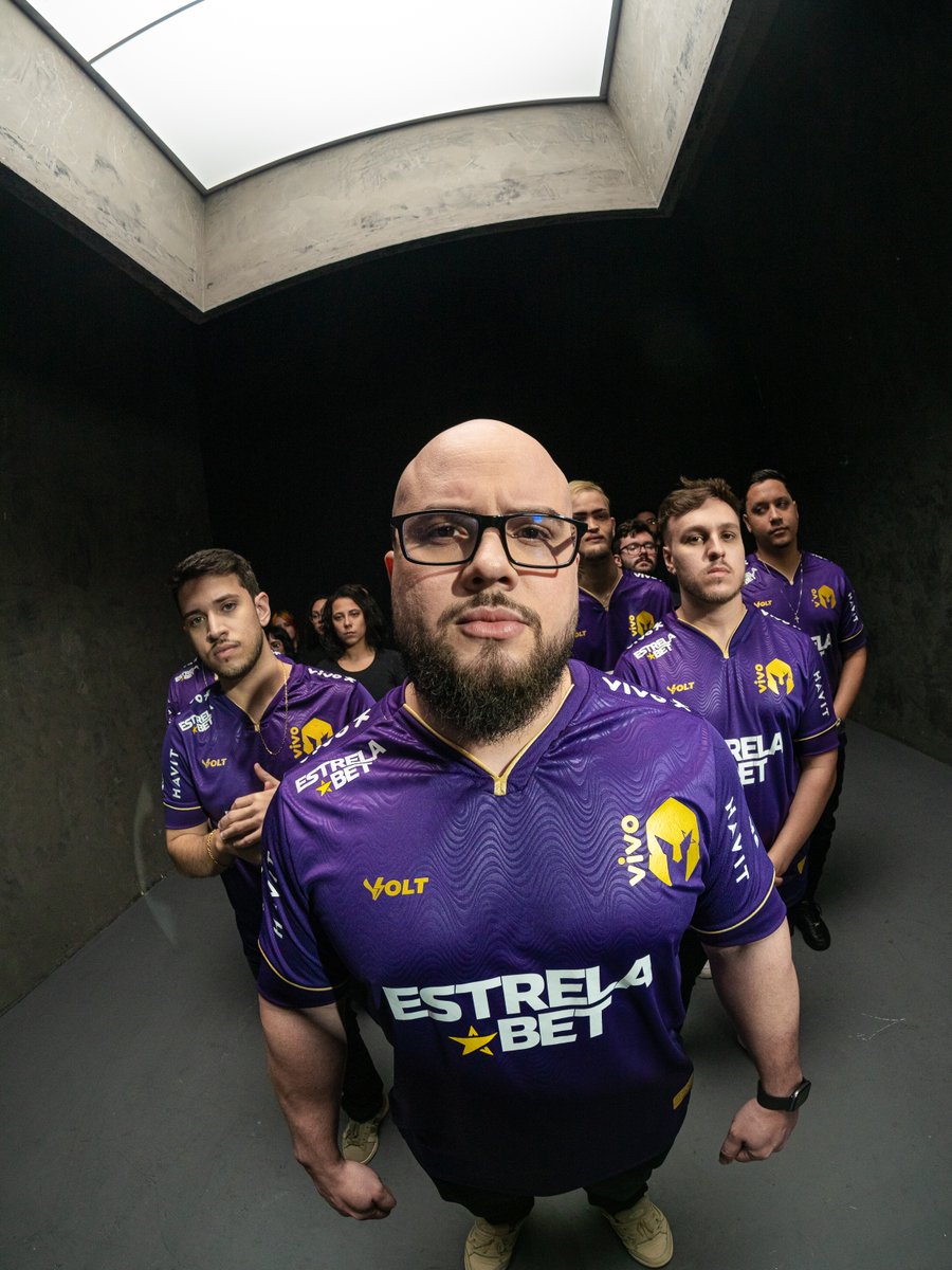 Vestir o legado em cada round.

Guerreiros do CS2 prontos e trajados para a era de ouro.

#GoVKS
