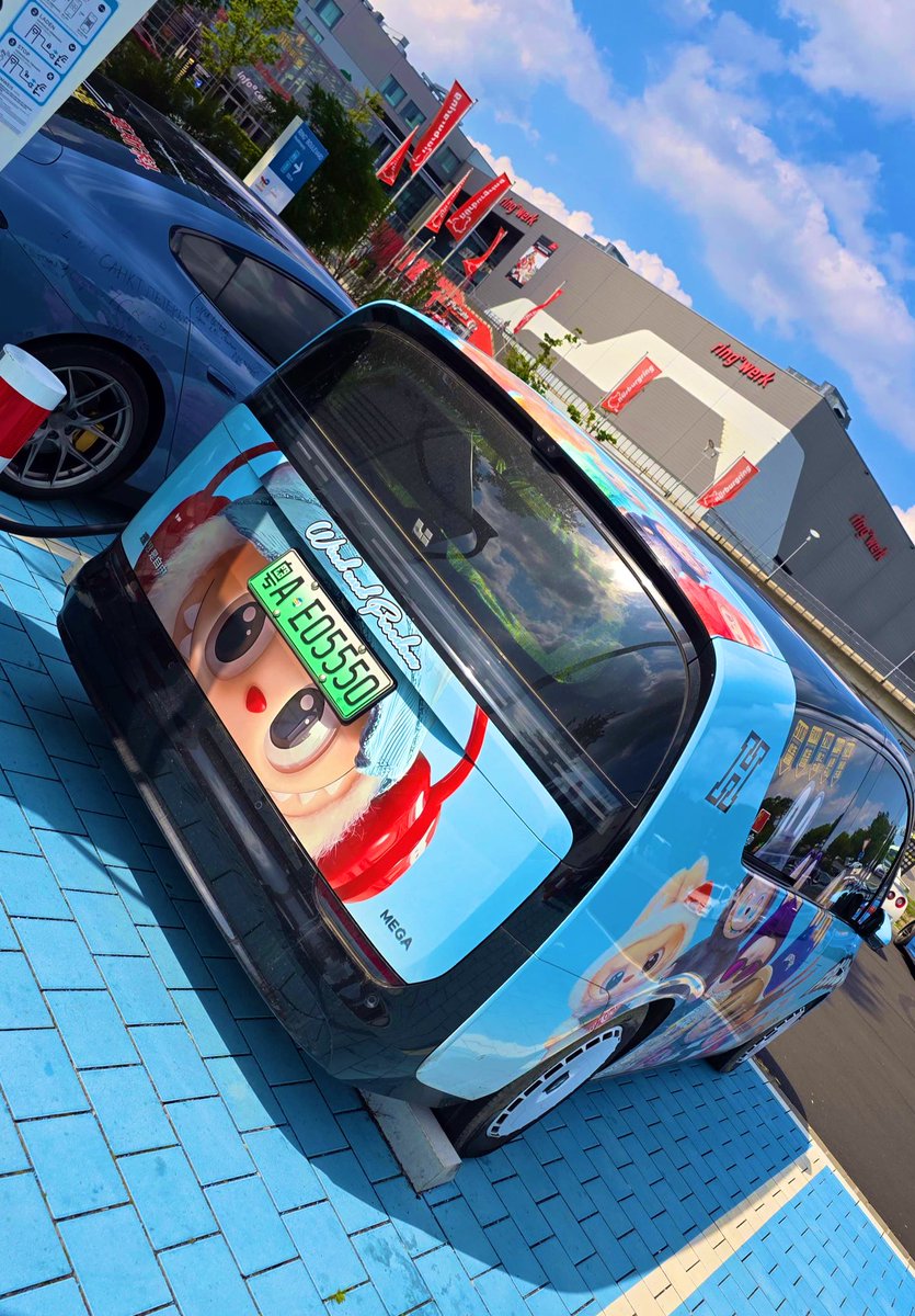 EFIEBER_ANDRE's tweet image. Gerade von jemandem aus der Community zugeschickt bekommen – und ich muss sagen:Die Chinesen wissen auf jeden Fall, wie man auffällt 😄🇨🇳
Das ist der Li Auto Mega – ein vollelektrischer 7‑Sitzer mit Cartoon-Design, über 500 km Reichweite und Schnellladen in unter 10 Minuten.
Und…