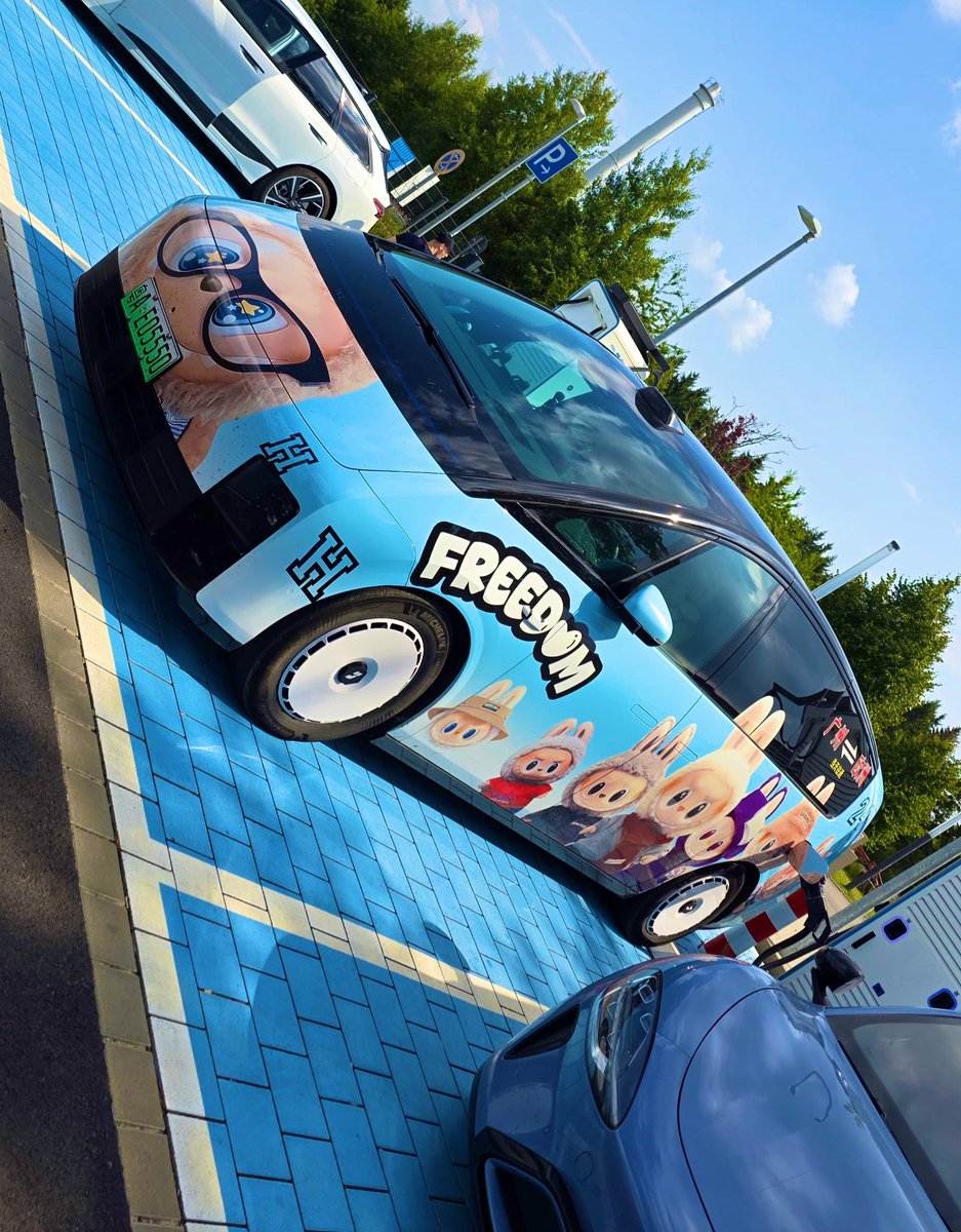 EFIEBER_ANDRE's tweet image. Gerade von jemandem aus der Community zugeschickt bekommen – und ich muss sagen:Die Chinesen wissen auf jeden Fall, wie man auffällt 😄🇨🇳
Das ist der Li Auto Mega – ein vollelektrischer 7‑Sitzer mit Cartoon-Design, über 500 km Reichweite und Schnellladen in unter 10 Minuten.
Und…