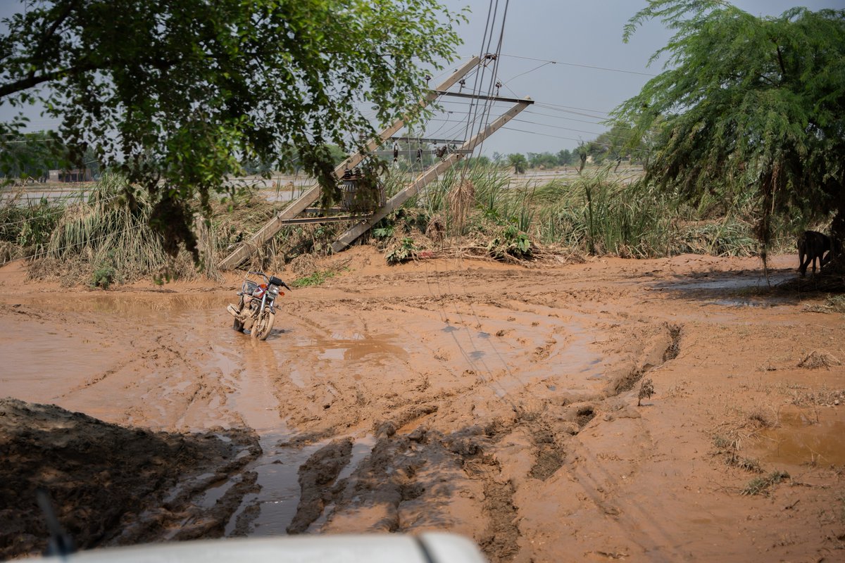 IslamicReliefUK's tweet image. 🔴 Floods are once again sweeping through #Pakistan, as a result of heavy Monsoon rains.
This is yet another reminder that the people least responsible for climate breakdown are suffering the most from its consequences.
🔗 Islamic Relief is on the ground—iruk.co/pakistan