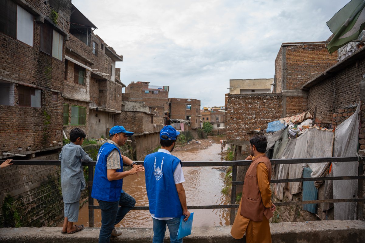 IslamicReliefUK's tweet image. 🔴 Floods are once again sweeping through #Pakistan, as a result of heavy Monsoon rains.
This is yet another reminder that the people least responsible for climate breakdown are suffering the most from its consequences.
🔗 Islamic Relief is on the ground—iruk.co/pakistan