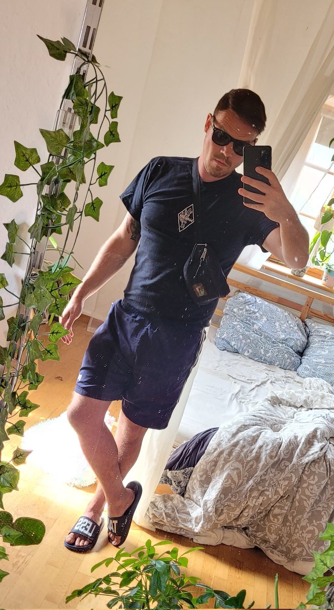 FFHambu's tweet image. Ich habe jetzt in meiner Familie das Blumengießen übernommen. Irgendwie muss man ja was zurückgeben. Aber es ist so sau anstrengend. Kack ME/cfs.
Sonnenbrille und Notfalltasche immer dabei - anders geht es nicht.