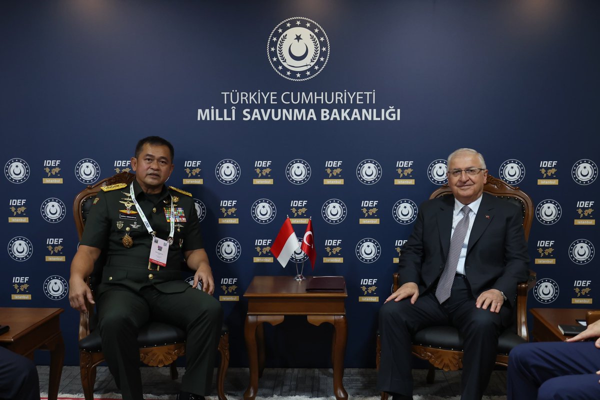 tcsavunma's tweet image. Millî Savunma Bakanı Yaşar Güler IDEF 2025 Fuarı’nda; Mali Genelkurmay Başkanı Oumar Diarra ve Mali Savunma Bakanlığı Genel Sekreteri Tümgeneral Sidiki Samake ile Endonezya Kara Kuvvetleri Komutanı Orgeneral Maruli Simanjuntak’ı kabul etti.
#MillîSavunmaBakanlığı
#YaşarGüler