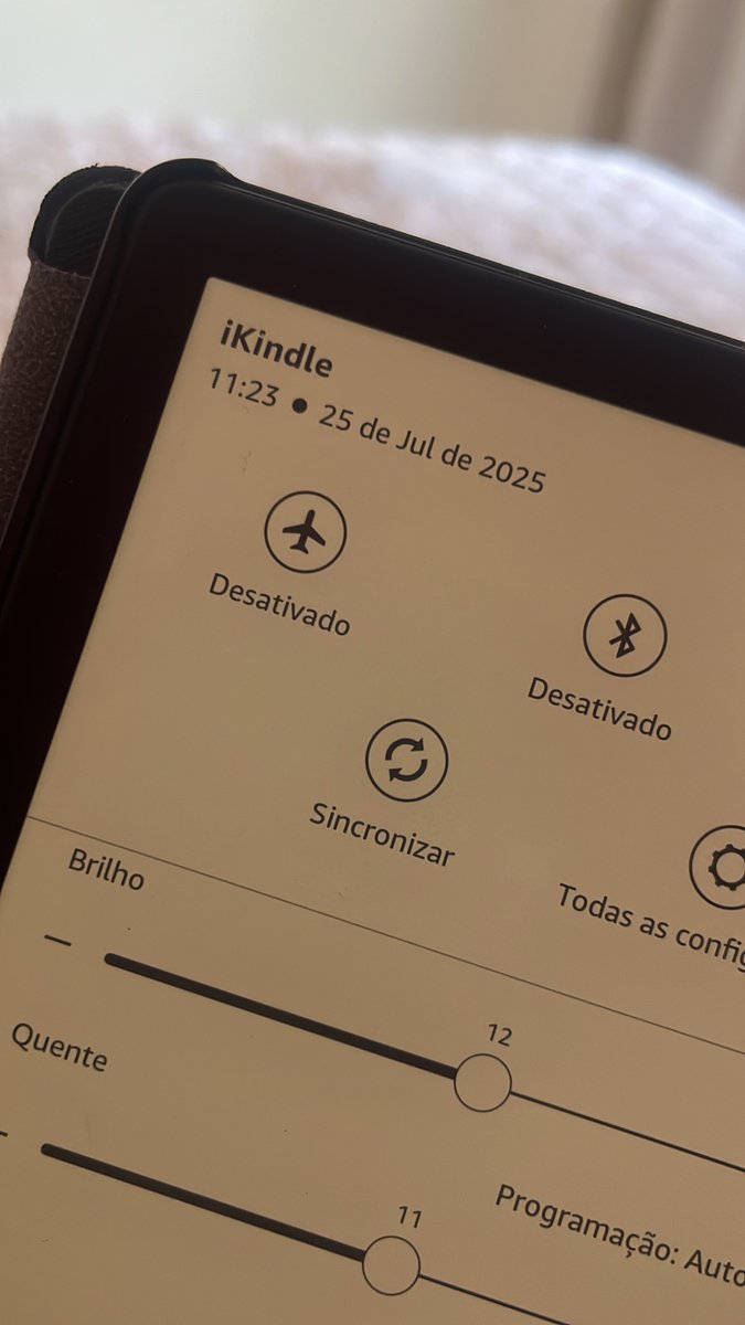 firecosgrove's tweet image. meu kindle se chama iKindle mas to achando que vou mudar pra PearKindle kkkkkk