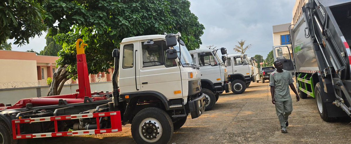Adreams241's tweet image. The @followKWSG has taken a significant step towards creating a cleaner, greener, and healthier environment by launching 70 large-sized waste bins and 5 waste disposal trucks.