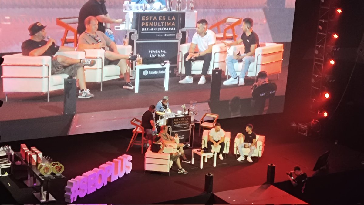 carlos_darko's tweet image. Debate en el #SEOPLUS sobre el panorama SEO actual con @Marc__Cruells, @ikhuerta, @Lu1sma y @chuisochuisez.

Mientras, @GinAndTwitts sirviéndoles cocktails (sin alcohol) tan ricamente.