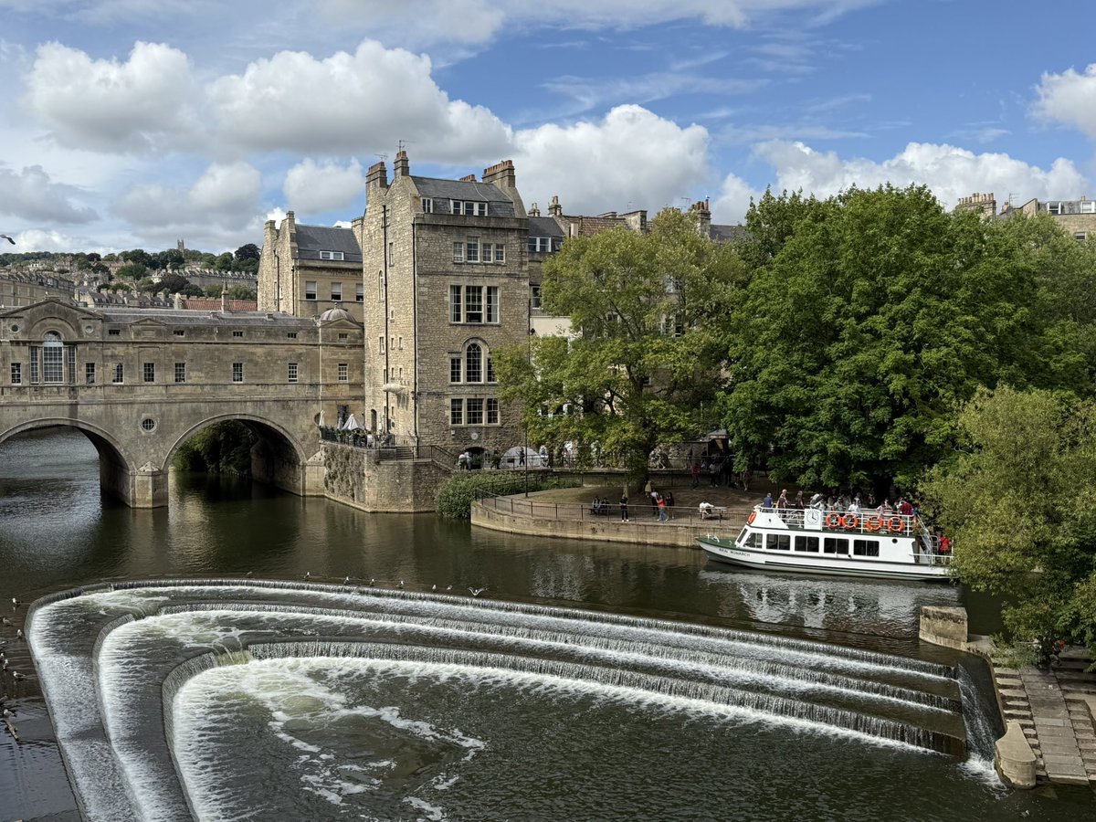 laz_radic's tweet image. Everyone swoons over Florence like it’s unmatched. Sure, if you like overpriced gelato and tourist mobs. But walk through York at dusk, or Bath in the rain, or Cambridge under grey skies, and tell me with a straight face Italy wins. England is Europe’s true hidden gem.