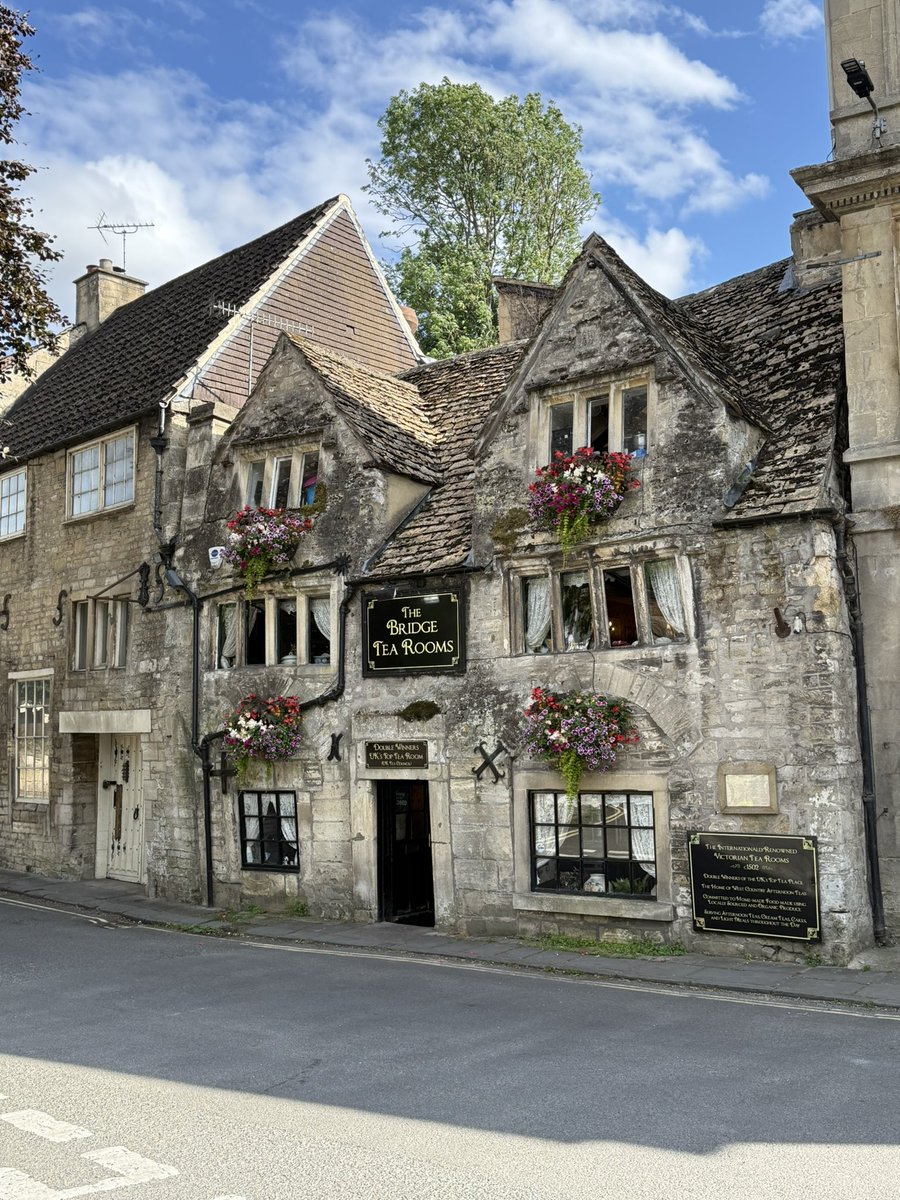 laz_radic's tweet image. Everyone swoons over Florence like it’s unmatched. Sure, if you like overpriced gelato and tourist mobs. But walk through York at dusk, or Bath in the rain, or Cambridge under grey skies, and tell me with a straight face Italy wins. England is Europe’s true hidden gem.