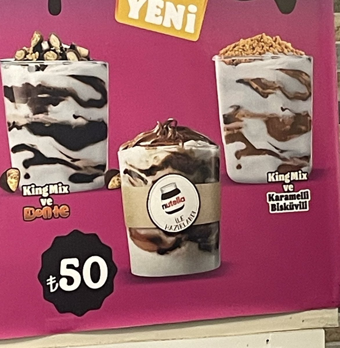 ali_erman's tweet photo. Ve bir reklam kandırmacası daha. @BurgerKingTR nutellalı yeni king mix. Görselde ne kadar Nutella olduğunu görüyorsunuz gerçekte sade dondurmanın üstüne 2 gram Nutella sıkıyorlar. Sahtekarlık değil de nedir bu acaba? #burgerking https://t.co/bYAOJCYEAC