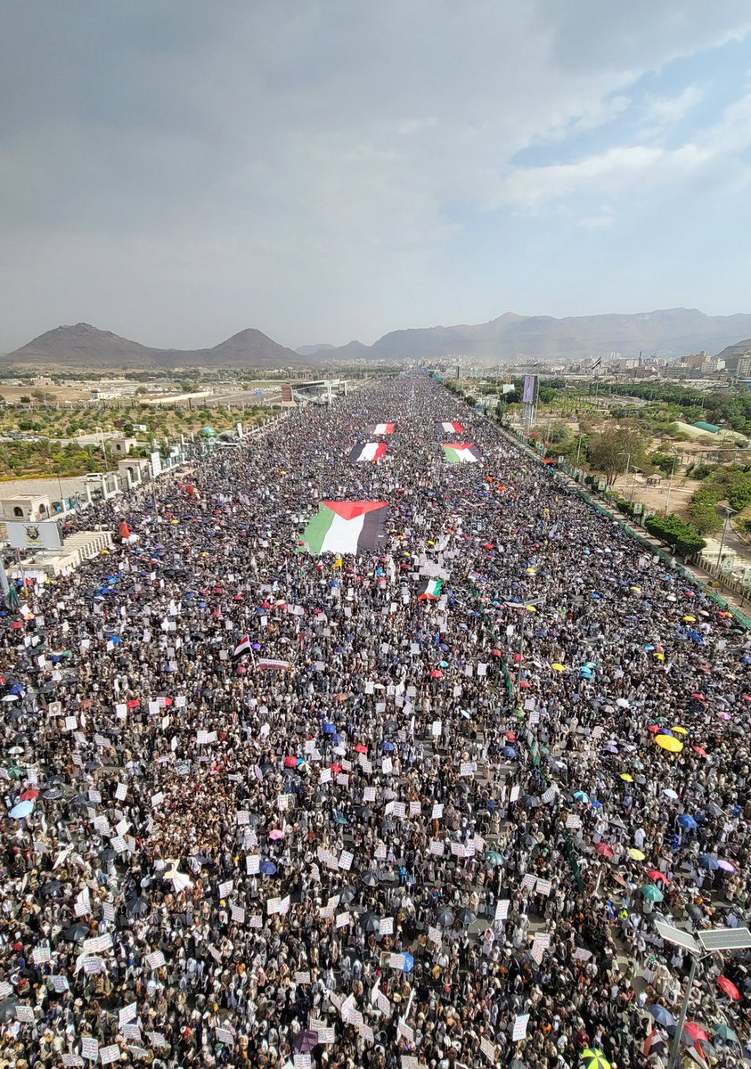 abbasaldhaleai's tweet image. رغم بعدها الجغرافي عن فلسطين.. العاصمة اليمنية صنعاء هي الاقرب والاوفى لفلسطين رسميا وشعبيا.
وصنعاء هي العاصمة العربية الوحيدة التي لايسيطر على قرارها الكيان.. بقية العواصم في جيب نتنياهو يتحكم بها بالريموت.