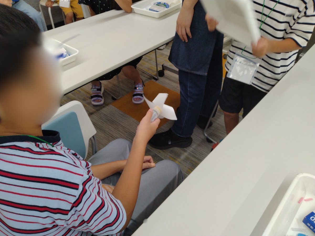 tscitech's tweet image. 7月19日にTEPIA先端技術館で光るぶんぶんごまの工作教室を行いました。
光るぶんぶんごまは、磁石とコイルを使って発電する仕組みをぶんぶんごまに組み込んで、光らせる工作です。
工作を通して、発電の仕組みについて学ぶことができました。
参加してくださった皆様、ありがとうございました!