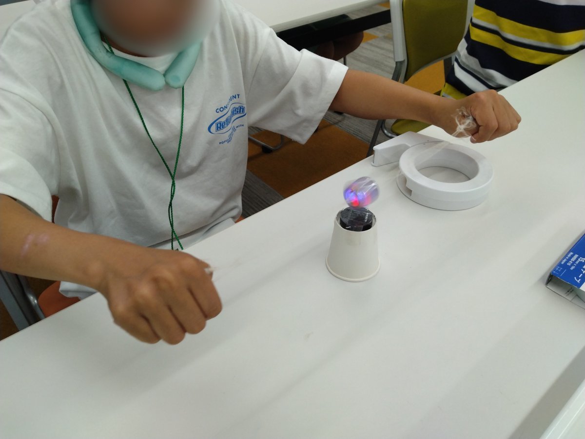 tscitech's tweet image. 7月19日にTEPIA先端技術館で光るぶんぶんごまの工作教室を行いました。
光るぶんぶんごまは、磁石とコイルを使って発電する仕組みをぶんぶんごまに組み込んで、光らせる工作です。
工作を通して、発電の仕組みについて学ぶことができました。
参加してくださった皆様、ありがとうございました!