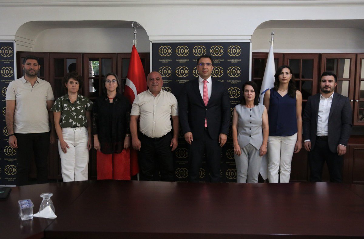 Orman Muhafaza Memurları Derneği Genel Başkanı Sayın İbrahim Uysal ve beraberindeki heyet, Kurumumuzu ziyaret ederek Kamu Denetçisi Sayın Özcan Yıldız ile bir araya geldi.

Orman Muhafaza Memurlarının sorunlarına ilişkin Derneğin yaptığı değerlendirmeler ile çözüm önerilerinin