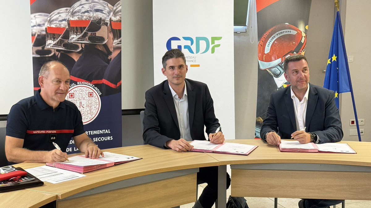 Prefet26's tweet image. 🔥🤝 Sécurité renforcée dans la Drôme : GRDF, le SDIS 26 et l’État unissent leurs forces
Julien Henrard, sous-préfet et directeur de cabinet a assisté ce jour à la signature d’une convention majeure entre le @SDIS26 et @GRDF : un partenariat renforcé pour une coordination…