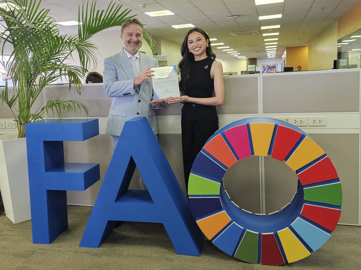 dabbadie's tweet image. When I was 24, my closest link to food was my rice cooker. 🍚
Robyn Mijares, on the other hand, decided to change the world, & the @FAO Champion Award jury noticed. 🏅@FAOPhilippines was proud to celebrate her today.
Young Filipinos aren’t just ready. They’re already leading. 🇵🇭