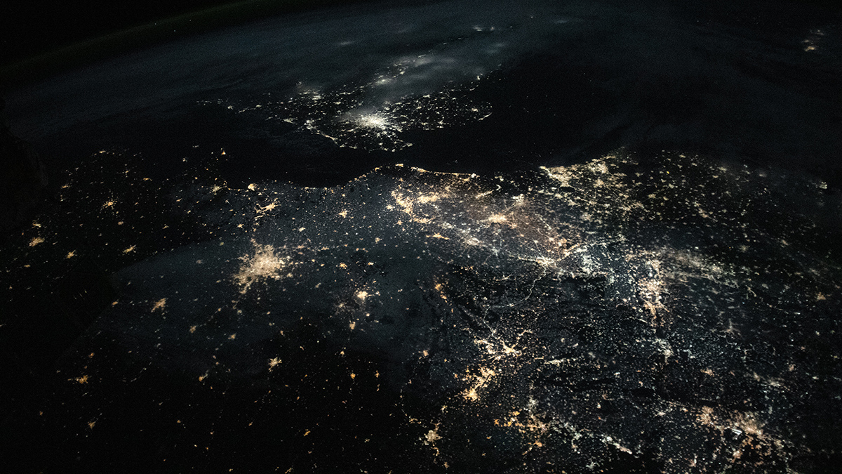 Artificial Light Lengthens Urban Growing Season More than Warming 💡🌳🌐 #Anthropocene <a href="/AGU_Eos/">AGU's Eos</a>  eos.org/articles/artif…