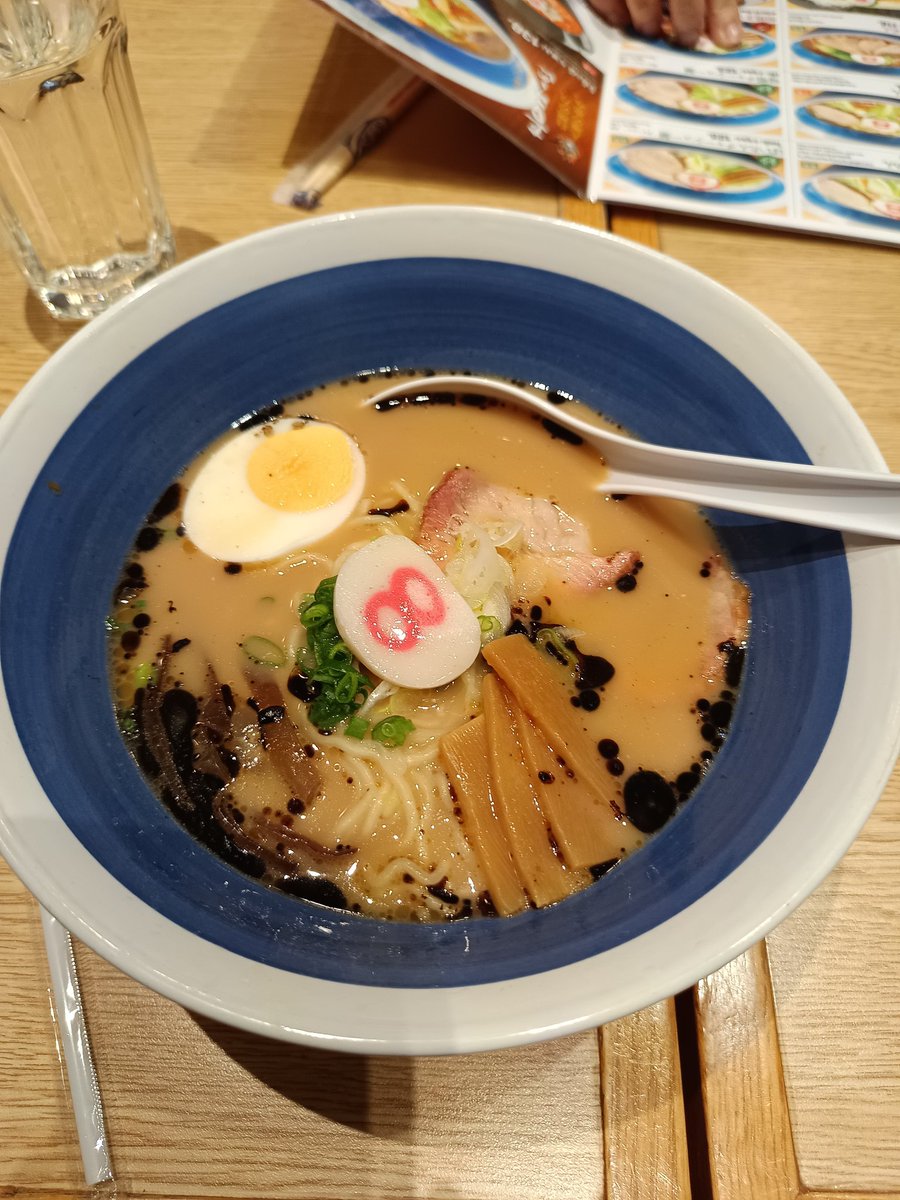 lug_yas's tweet image. お馴染みの8番らーめん、最近また値上がりしたのかメニューが新しくなっている。とんこつ醤油ラーメンの掲載位置が変わっていたが、久しぶりに頼んだら、スープにこれまでなかった黒い油が浮いていた。一瞬、店員さんに確認しようかと思ったが、メニューの写真にも写っていたので、そのまま食べたよ。