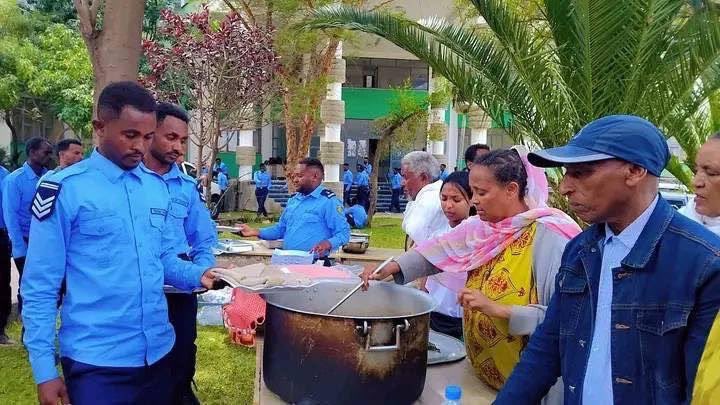 ራያነት ጫፍ የዋህነት ፣ ልግሲ ፣ ፍቕሪ፣ ሓቦን ትብዓትን መኹረዒ ህዝቢ ❤

'ትኣዝዙ' ጥይት ካጉርሰካ ድመፅአ 'ኽዳን ፖሊስ ለበስ ኣድማ በታኝ' ምሳሕ ኣብልዕኻ ኣስትኻይ ምስዳድ ጫፍ የዋህነትኻይ ልግስኻይ ያርኢ።

ኣታ እዚ ህዝቢ እዚዶ 'ኣነ