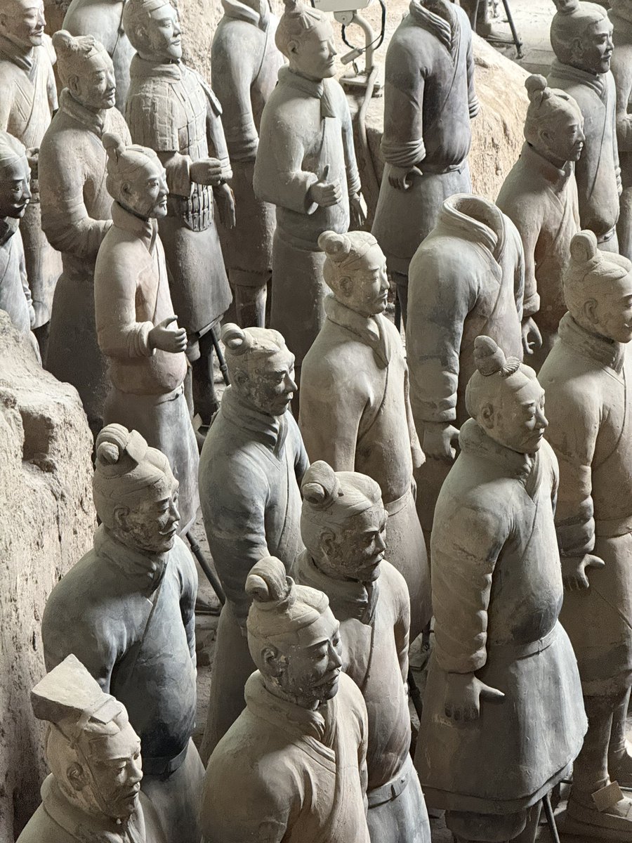 tomrocksmaths's tweet image. I’ve been fortunate to visit some incredible places but this is unreal. 8000 soldiers and 670 horses made from terracotta and painted by hand. The Terracotta Army depicts the armies of Qin Shi Huang, the 1st emperor of China and has the purpose of protecting him in the afterlife.