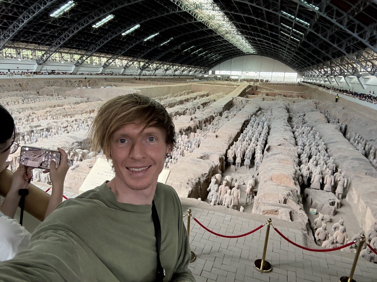 tomrocksmaths's tweet image. I’ve been fortunate to visit some incredible places but this is unreal. 8000 soldiers and 670 horses made from terracotta and painted by hand. The Terracotta Army depicts the armies of Qin Shi Huang, the 1st emperor of China and has the purpose of protecting him in the afterlife.