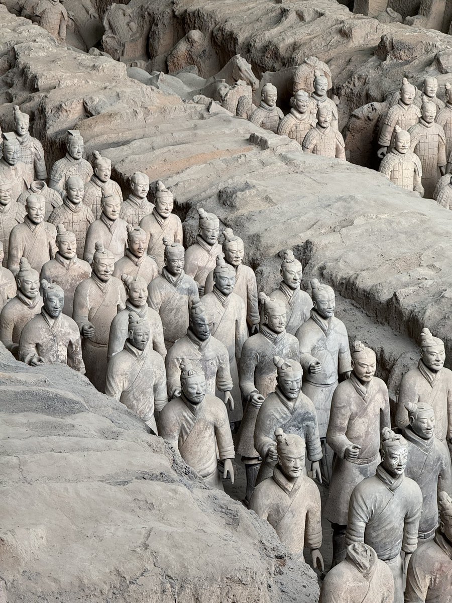 tomrocksmaths's tweet image. I’ve been fortunate to visit some incredible places but this is unreal. 8000 soldiers and 670 horses made from terracotta and painted by hand. The Terracotta Army depicts the armies of Qin Shi Huang, the 1st emperor of China and has the purpose of protecting him in the afterlife.