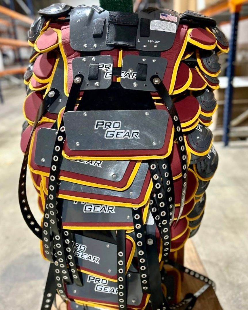 ProGearFB's tweet image. Nothing better than a loyal customer - another round for @ASUFootball!βππ₯
Steve Urbaniak at @schuttsports made it happen again for @TheSunDevils!
@ProSports_Pads
@SUrbaniak2
#KnowTheLogo #Repeat #ShoulderPads #BackPlates #Custom #FootballEquipment #EquipmentRoom #ForksUp