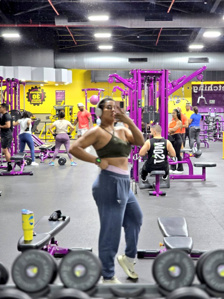 Otro día, otra nueva oportunidad para que mi cámara enfoque a todo el gym, menos a mí 🤣🤡.
Lo importante es que ya cumplí con el 5/5 de esta semana 😎.