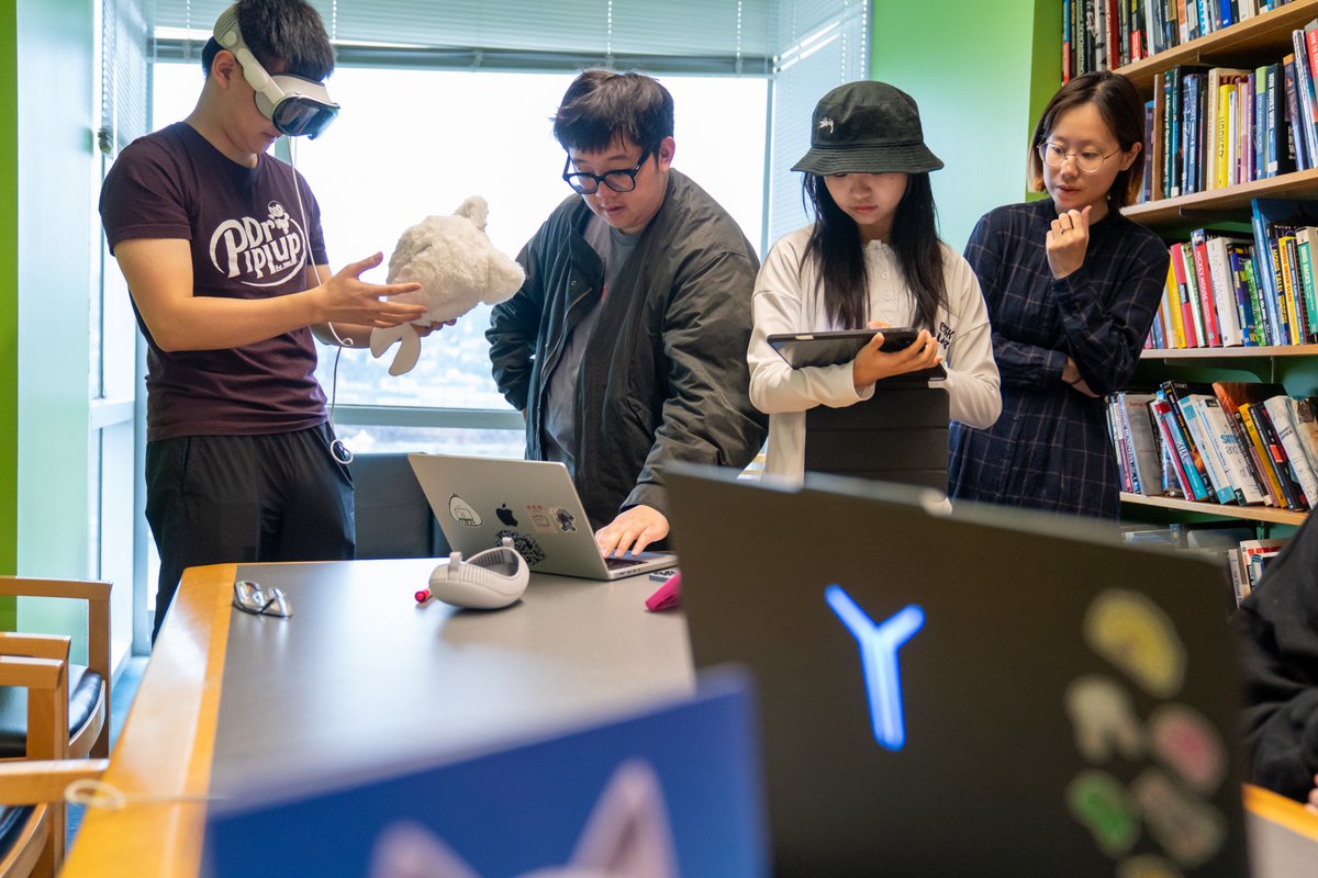 CarnegieMellon's tweet image. In the Entertainment Technology Center, what started as an idea of creating a VR pet evolved into an unprecedented experiment in virtual companionship.
A team of students created the Physical Presence Pet, a tactile virtual reality pet.
Read more: cmu.is/Physical-Prese…