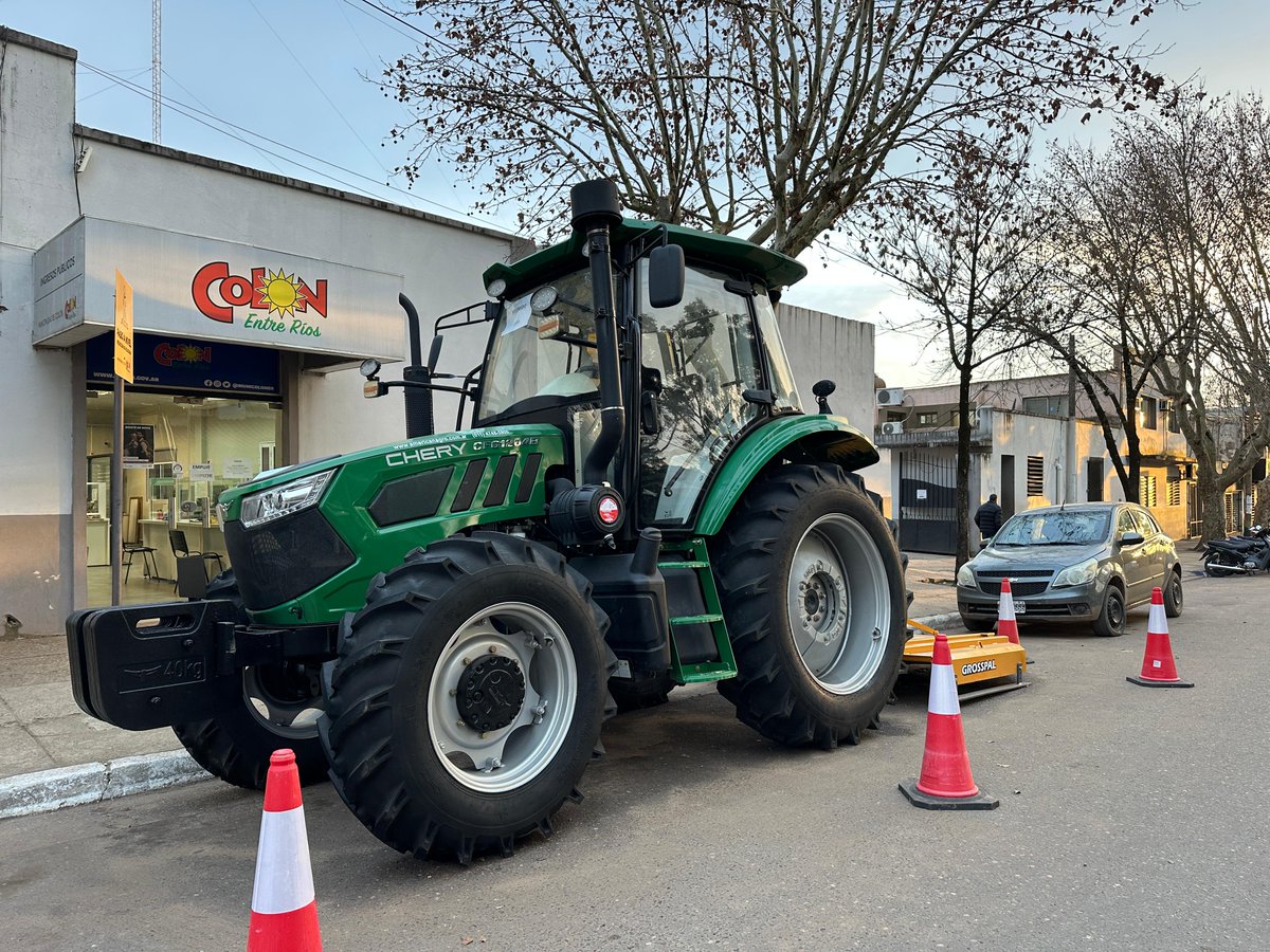 🚜 Se suma nuevo equipamiento para el mantenimiento de espacios públicos en #Colón.
La Municipalidad incorporó un tractor con pastera adquirido con fondos municipales por 74 millones de pesos, en el marco del plan de modernización del parque automotor.

colon.gov.ar/se-suma-nuevo-…