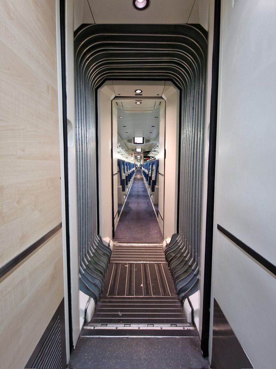 Que gran acierto hubiera sido  dotar a las 447 de estos pasillos entre coches.

Hubieran mejorado la distribución de viajeros, la sensación de amplitud y habrían evitado conductas incívicas entre coches.

Foto: Intercomunicación de un S/120.