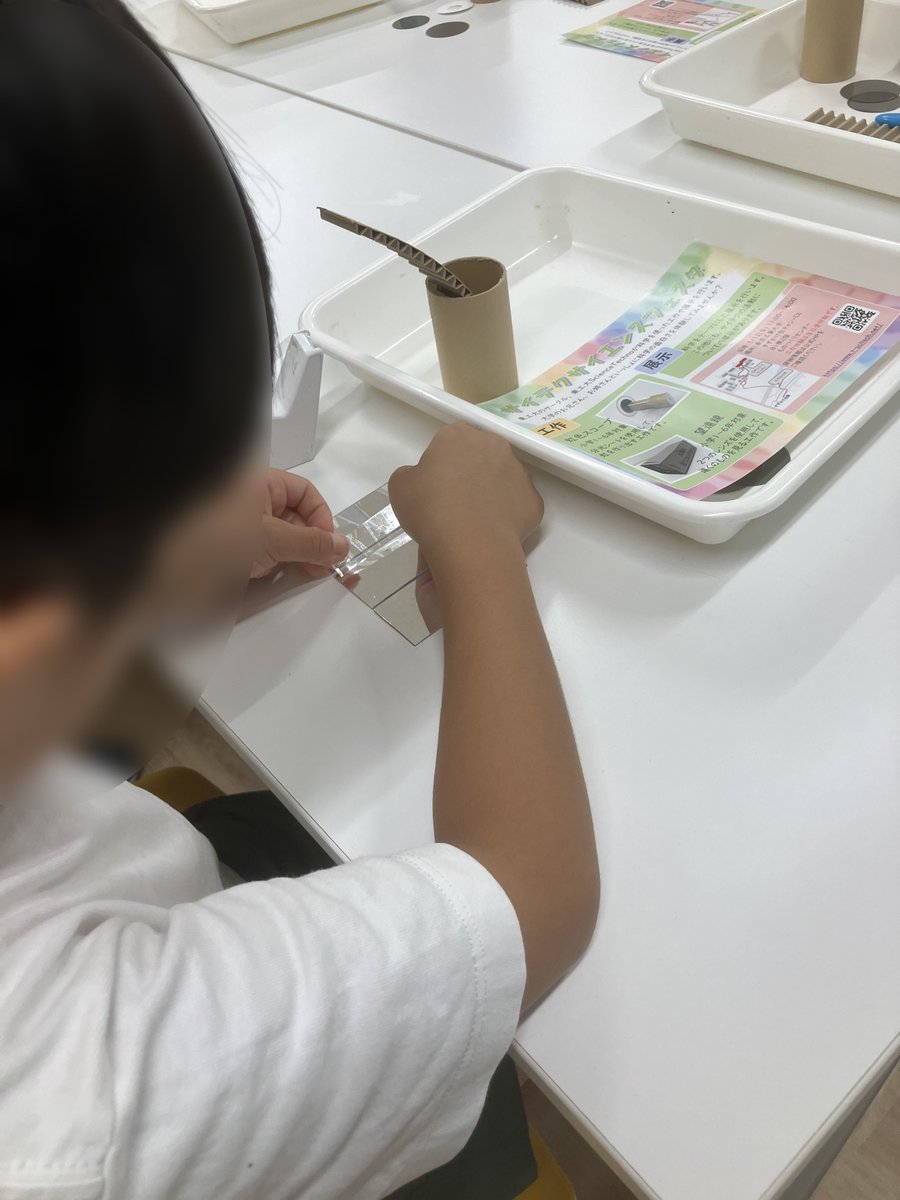tscitech's tweet image. 7月21日に保塚地域学習センターで偏光万華鏡の工作教室を行いました。偏光万華鏡は偏光と分光の仕組みを用いた万華鏡です。
工作を通して、光の不思議について学び、実際にどのようなところで偏光が使われているか学びました!
参加してくださった皆様、ありがとうございました!