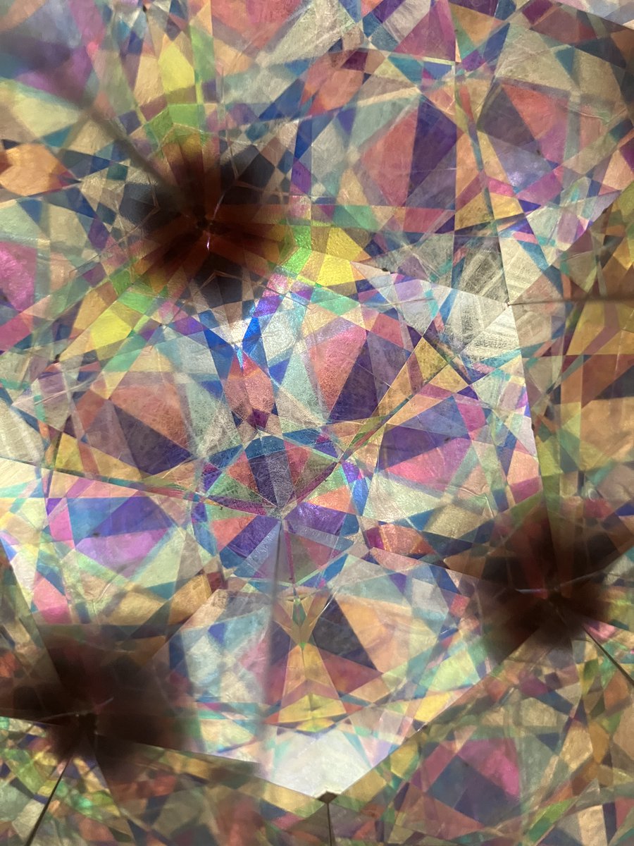 tscitech's tweet image. 7月21日に保塚地域学習センターで偏光万華鏡の工作教室を行いました。偏光万華鏡は偏光と分光の仕組みを用いた万華鏡です。
工作を通して、光の不思議について学び、実際にどのようなところで偏光が使われているか学びました!
参加してくださった皆様、ありがとうございました!