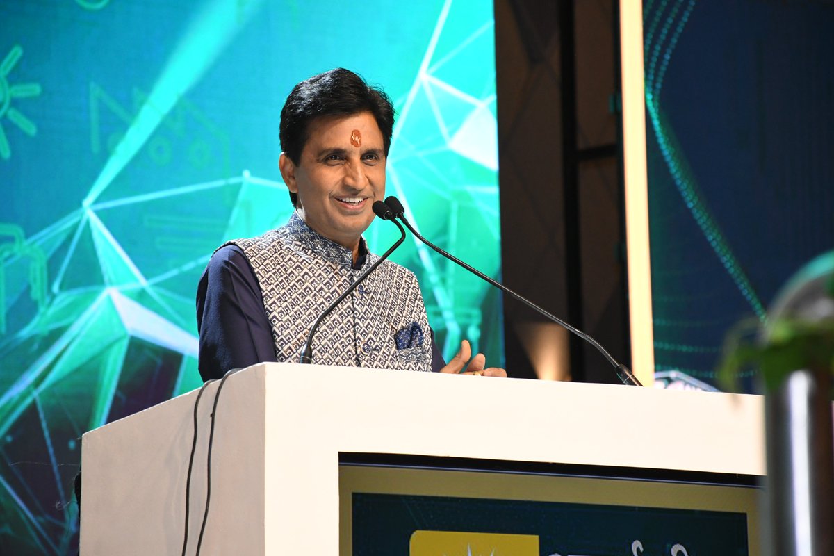 RECLindia's tweet image. REC recognises that our employees are our foundation for our enduring success and leadership position in the industry!
As we celebrate 56 years of this glorious journey, a special motivational talk by renowned poet and speaker Sh. Kumar Vishwas was organised today as part of our…