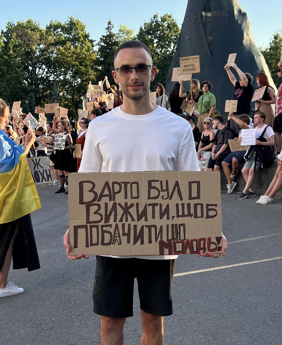 Після справи Шабуніна ми очікували, що далі спробують зачистити вільні медіа і закрити/залякати критиків влади. А ближче до виборів - переключаться на військових.

Схоже, трохи помилялись, бо СБУ вже погрожує ветерану та харківському активісту Автомайдану Дмитру Олійнику (на