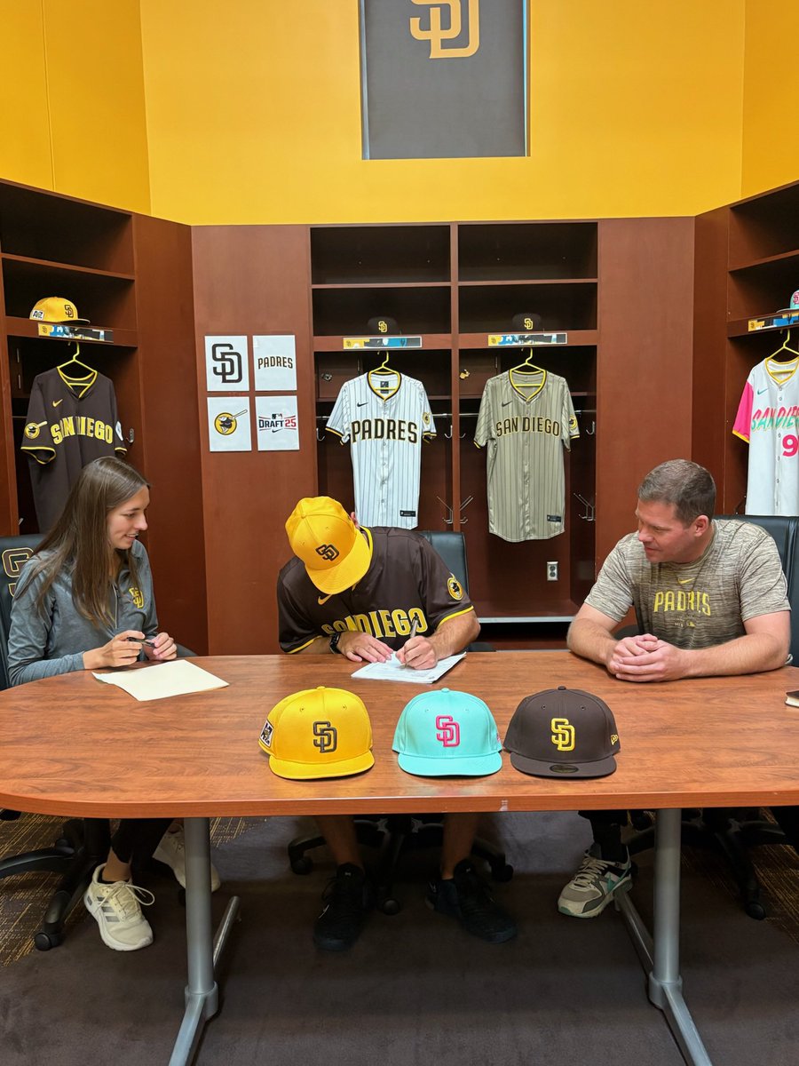 WingateBaseball's tweet image. Officially official‼️🔥

Proud of our guy @calriehl for signing with the @Padres yesterday.

7th Bulldog since 2021 to either be drafted or sign with a MLB organization