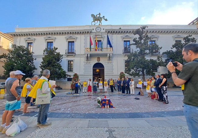 IndeGranada's tweet image. La Calle Mata pide recursos dignos para evitar más muertes de personas sin hogar
Con unas flores blancas, velas y su nombre en un sencillo cartel, la plataforma ha recordado a Jorge, fallecido en los últimos días en la calle en Granada
👇👇👇
elindependientedegranada.es/ciudadania/cal…