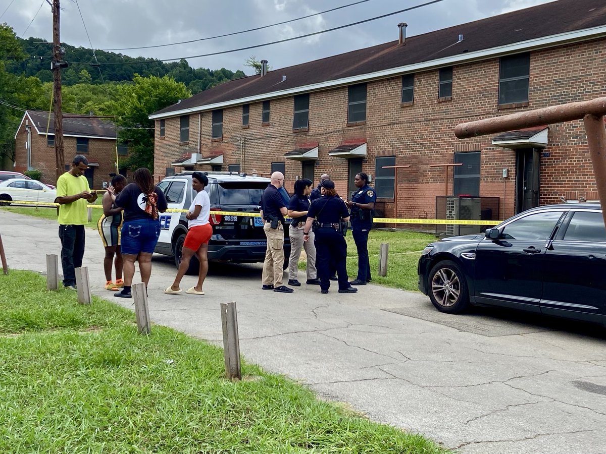 RobinsonCarol's tweet image. Birmingham police are on the scene of a homicide in Gate City public housing complex. - developing