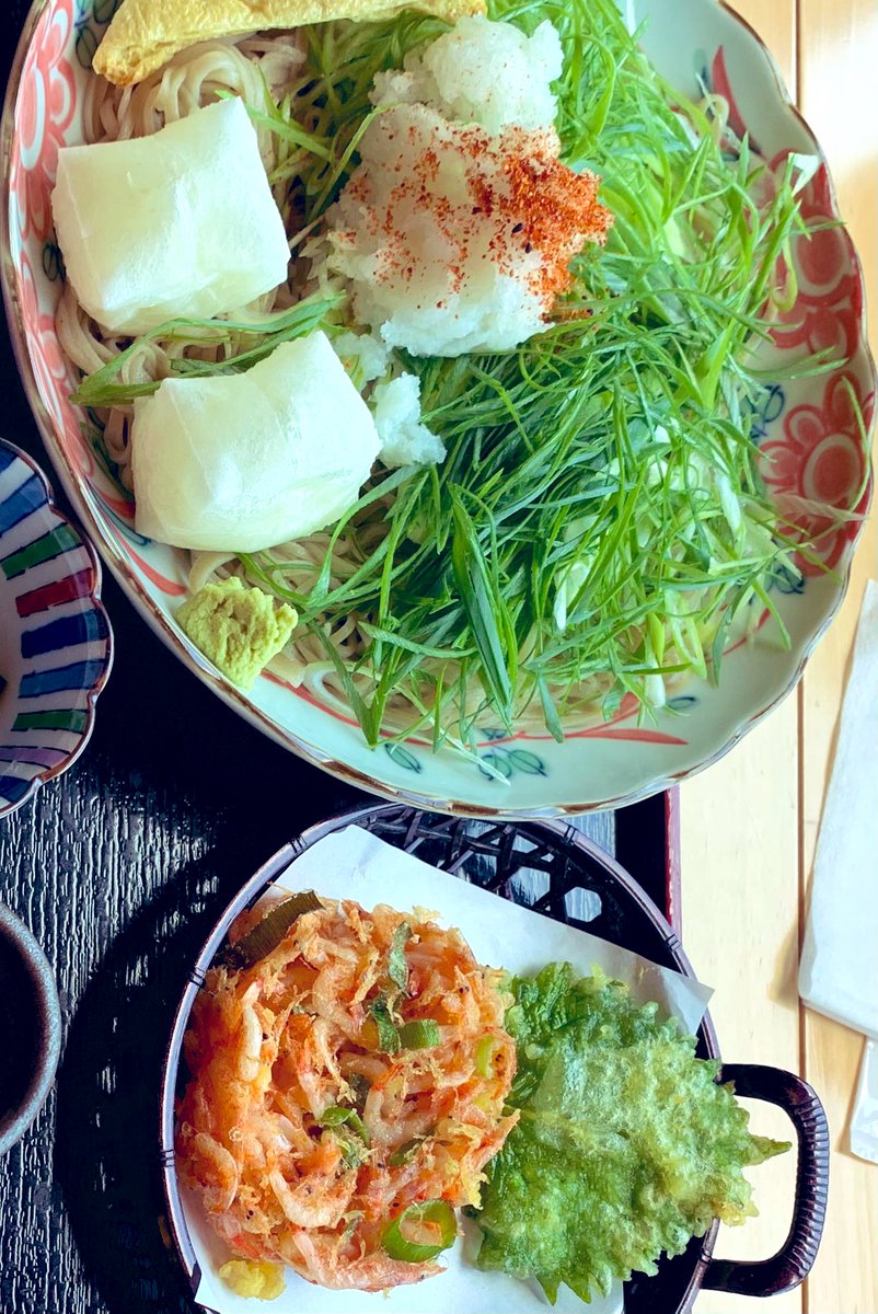 blu92288's tweet image. 🌸桜えびのかき揚げ
🌸九条ネギおろし蕎麦 冷
一味かけてからのぉ📷✨
辛味大根と山葵、一味と辛好きには堪らない
天かすも付いてました
蕎麦もネギも普通より多目
餅は食べ切れず食べてもらった😆
※そば処 はまいし
1番人気は 天もり
お腹いっぱいなのにたい焼きのお土産2つ食べてしまった私🫠