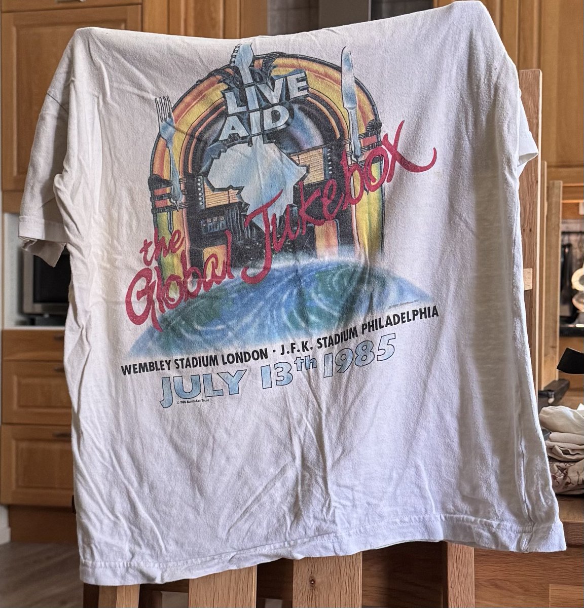 TessanMa's tweet image. Min käre make går igenom sina T-shirts och hittar denna, måste ju vara kult att ha i sina gömmor.
