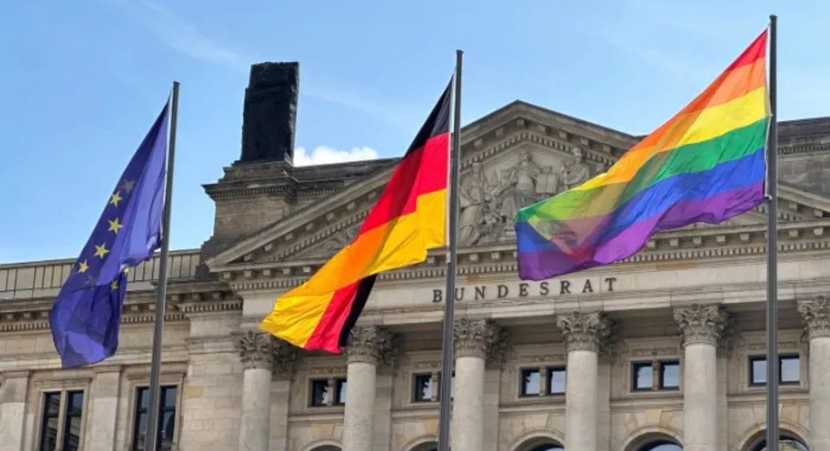 🏳️🌈 VK Völklinger Kreis e.V (@vk_tweets_) on Twitter photo 🏳️🌈 Das Symbol für Vielfalt vor dem #Bundesrat - die Länderkammer hisst zum Berliner #CSD die Regenbogenflagge.
#Bundesratspräsidentin <a href="/AnkeRehlinger/">Anke Rehlinger</a>:
„#Vielfalt, Respekt und Toleranz gehören ebenso wie Freiheit und Gleichheit zum Kern der #Demokratie. Sie sind unverzichtbar für 🏳️🌈 Das Symbol für Vielfalt vor dem #Bundesrat - die Länderkammer hisst zum Berliner #CSD die Regenbogenflagge.
#Bundesratspräsidentin <a href="/AnkeRehlinger/">Anke Rehlinger</a>:
„#Vielfalt, Respekt und Toleranz gehören ebenso wie Freiheit und Gleichheit zum Kern der #Demokratie. Sie sind unverzichtbar für